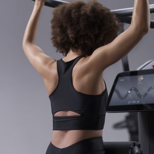 schoulder training woman